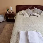 Casa Hostal Habitacion Cama Matrimonial Con Bano Privado A Pasos De Av San Juan Vista A La Montana