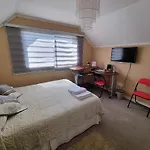Casa Hostal Habitacion Cama Matrimonial Con Bano Privado A Pasos De Av San Juan Vista A La Montana