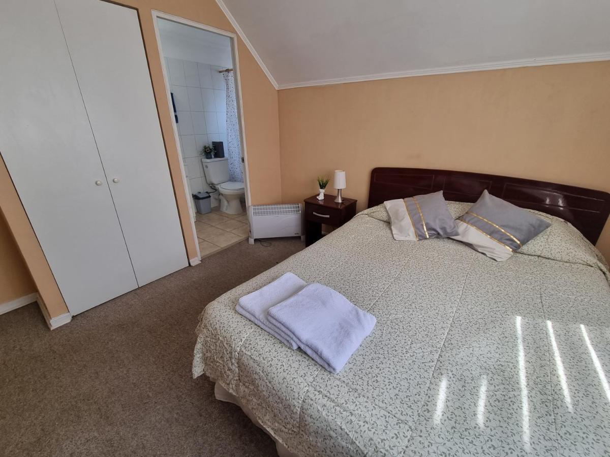Acomodação com café da manhã  Casa Cama Matrimonial Con Bano Privado A Pasos De Av San Juan Vista A La Montana Rancagua